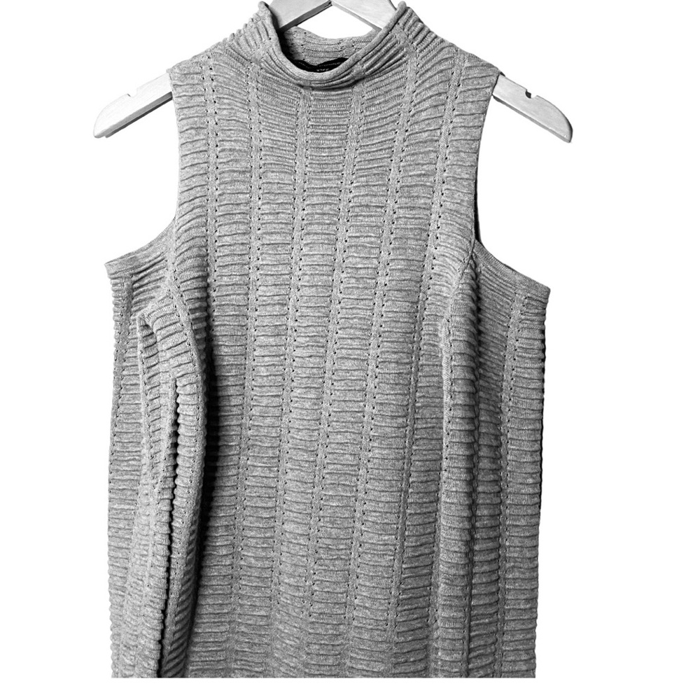 Gray ribbed French Connection Body Con dress. It’s soft and stretchy